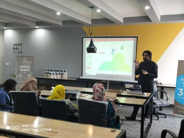 Shahzaib Ul Hassan delivering a live SEO training session